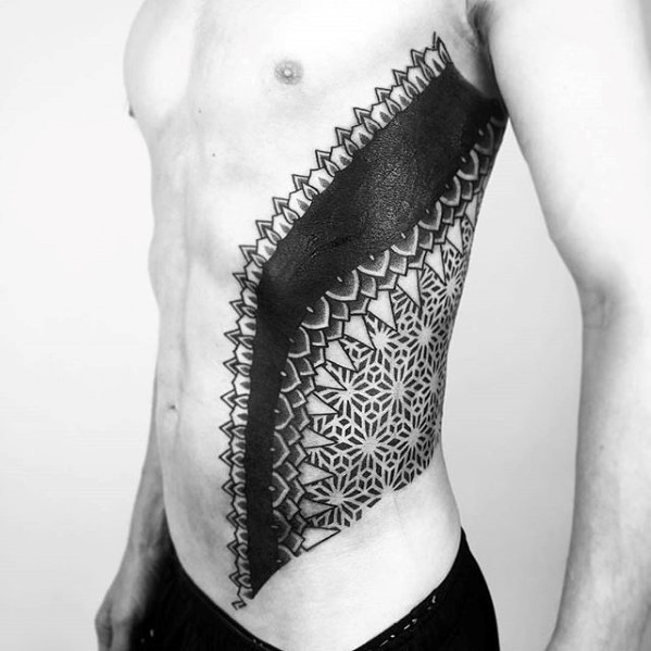 tatuaje geometrico pecho 54