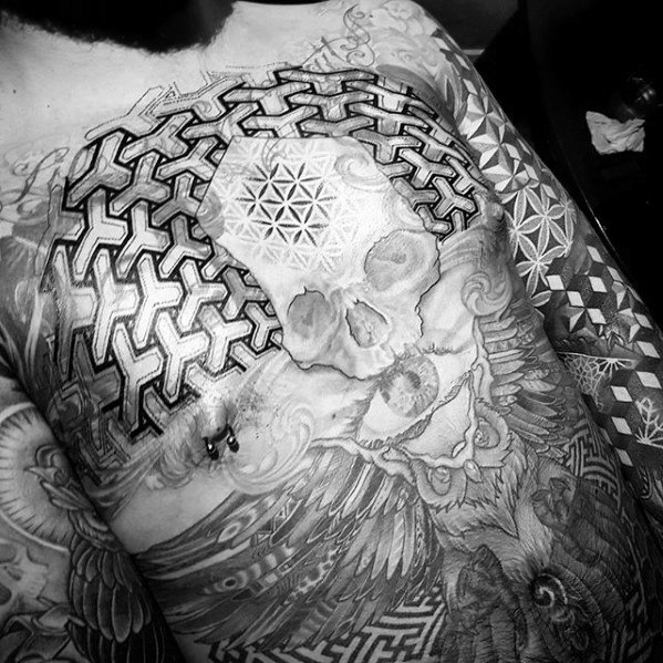 tatuaje geometrico pecho 60