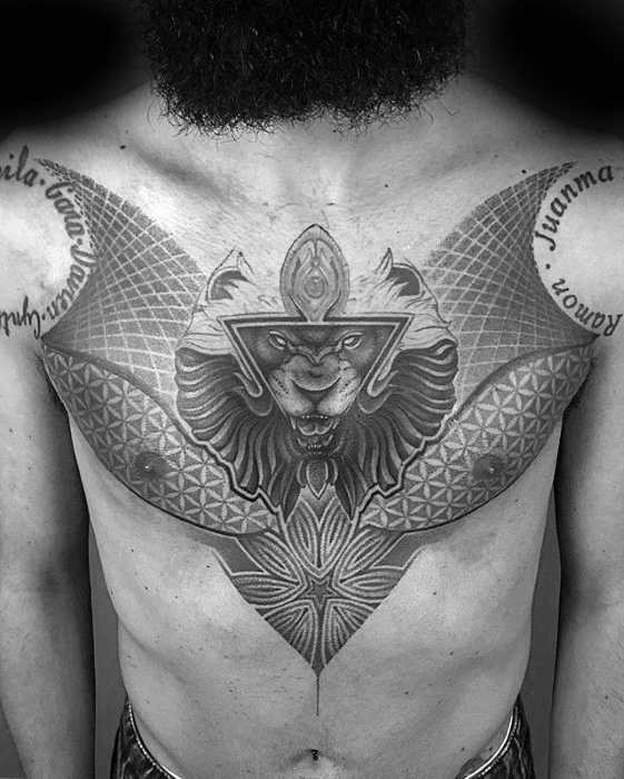 tatuaje geometrico pecho 74