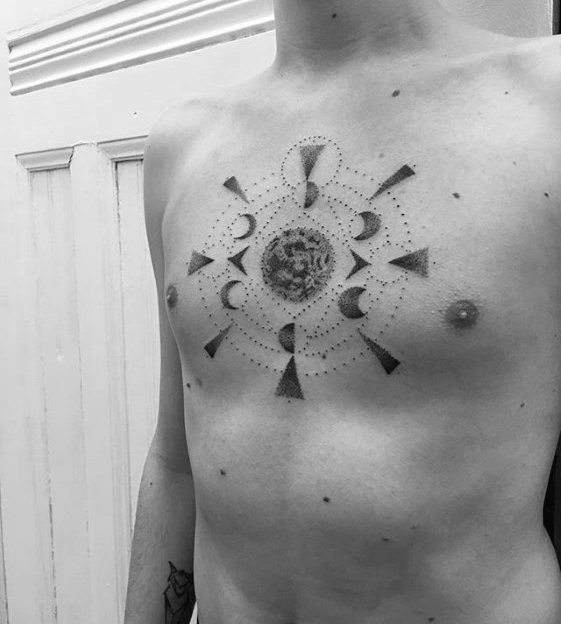 tatuaje geometrico pecho 84