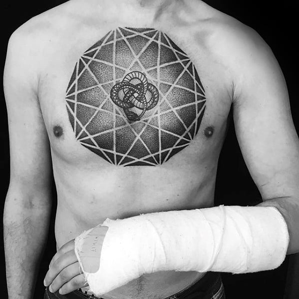 tatuaje geometrico pecho 88