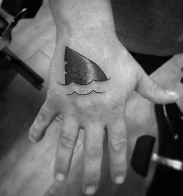 tatuaje aleta tiburon 22