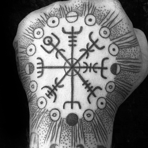 tatuaje brujula vikinga vegvisir 10