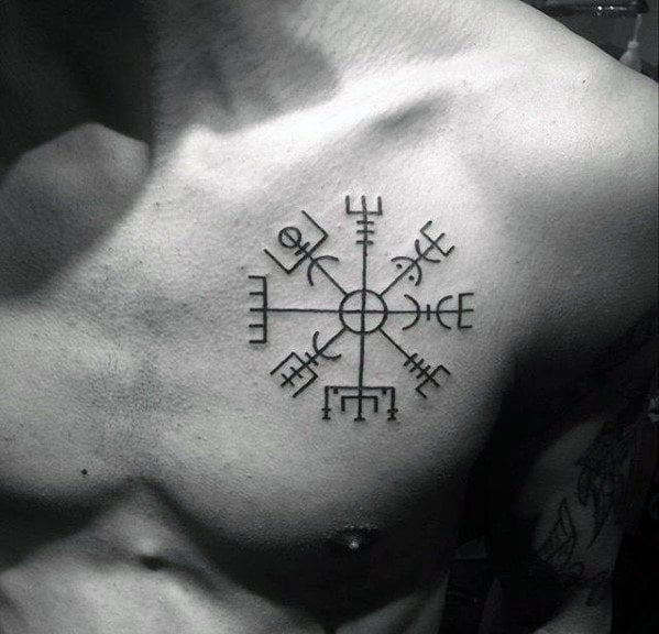 tatuaje brujula vikinga vegvisir 46