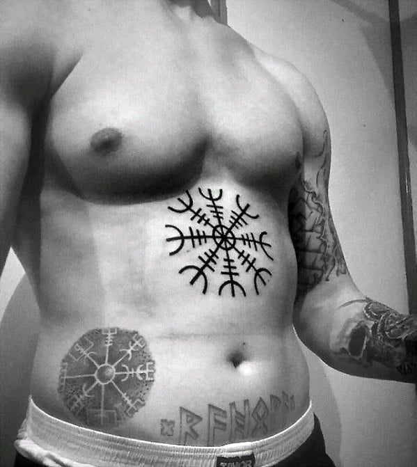 tatuaje brujula vikinga vegvisir 66