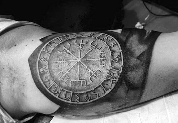 tatuaje brujula vikinga vegvisir 68