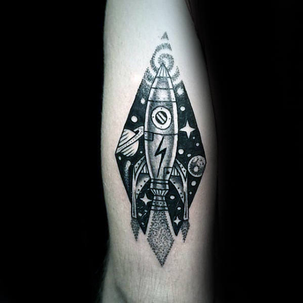 tatuaje cohete espacial 46