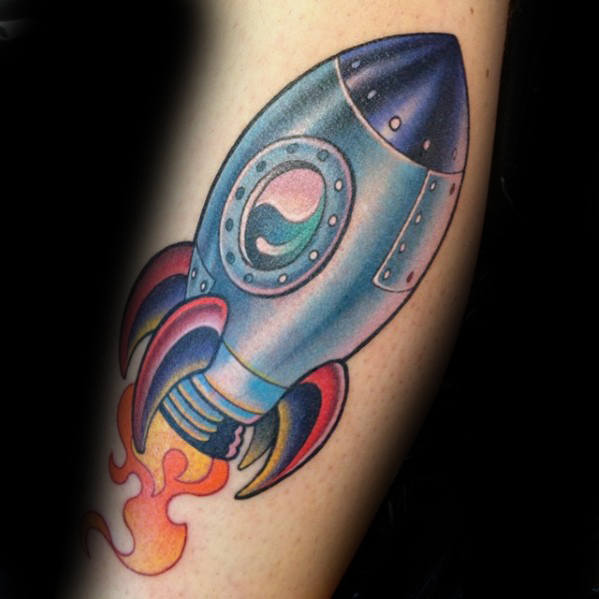 tatuaje cohete espacial 66