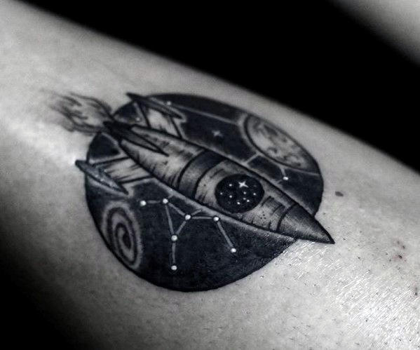 tatuaje cohete espacial 96