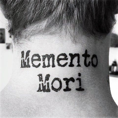 tatuaje frase memento mori 59