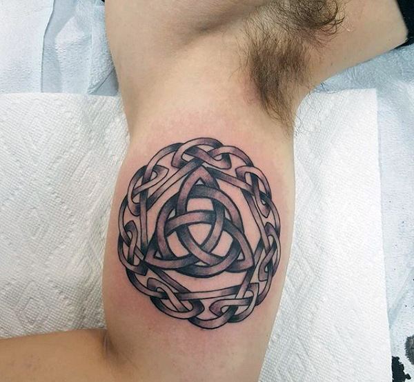 tatuaje simbolo triqueta 17