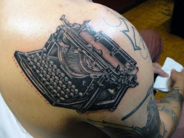 tatuaje maquina de escribir 67