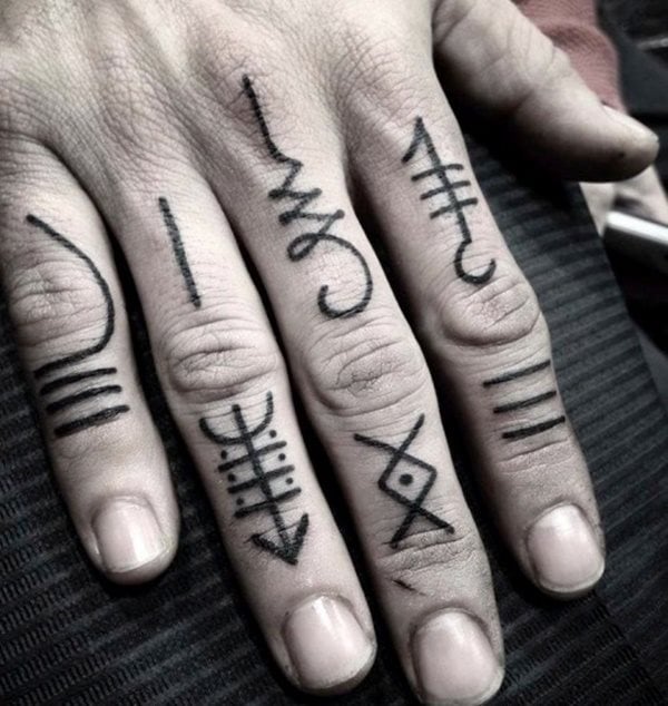 199 Tatuajes en las manos: Últimos diseños con su significado