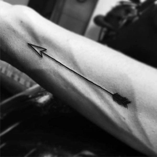 pequeno tatuaje flecha para hombre 11