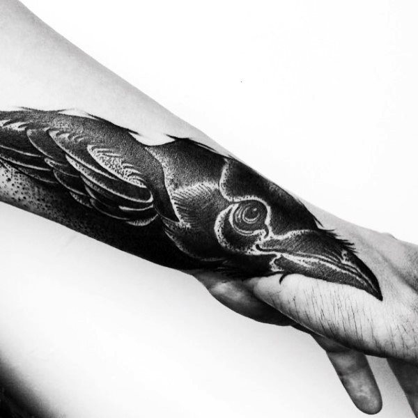 tatuaje cuervo negro para hombre 104