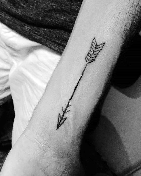 tatuaje flecha simple para hombre 14