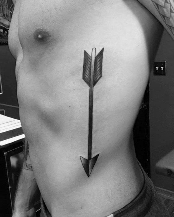 tatuaje flecha simple para hombre 21