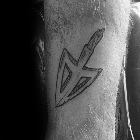tatuaje flecha simple para hombre 27