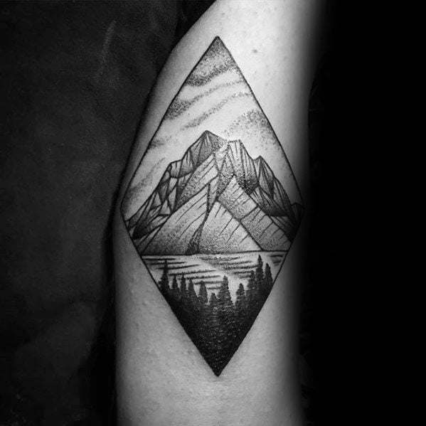 tatuaje geometrico montana para hombre 02