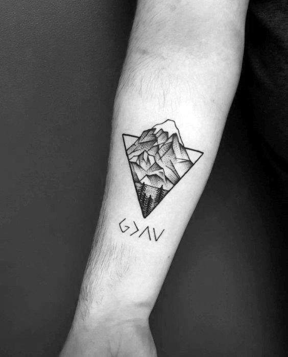 tatuaje geometrico montana para hombre 04