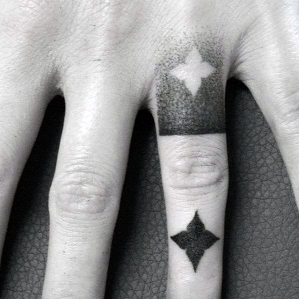 tatuaje geometrico simple para hombre 16