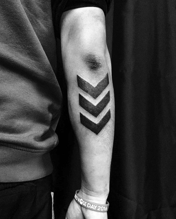 tatuaje geometrico simple para hombre 23
