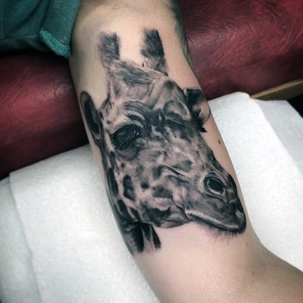 tatuaje jirafa para hombre 38