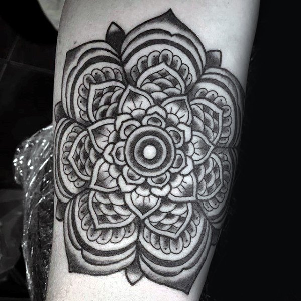 tatuaje mandala para hombre 32