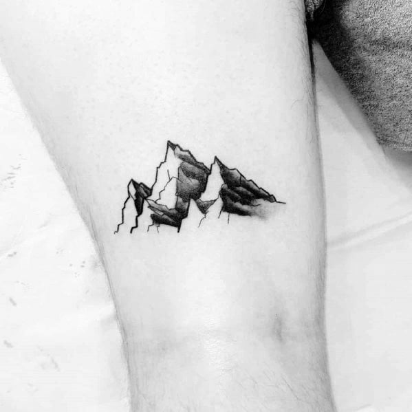 tatuaje minimalista montana para hombre 13