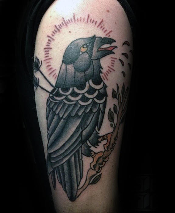 tatuaje tradicional cuervo para hombre 13