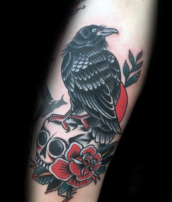 tatuaje tradicional cuervo para hombre 18