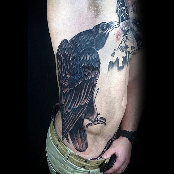 tatuaje tradicional cuervo para hombre 20