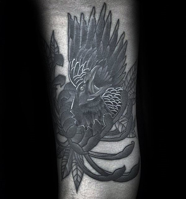 tatuaje tradicional cuervo para hombre 31