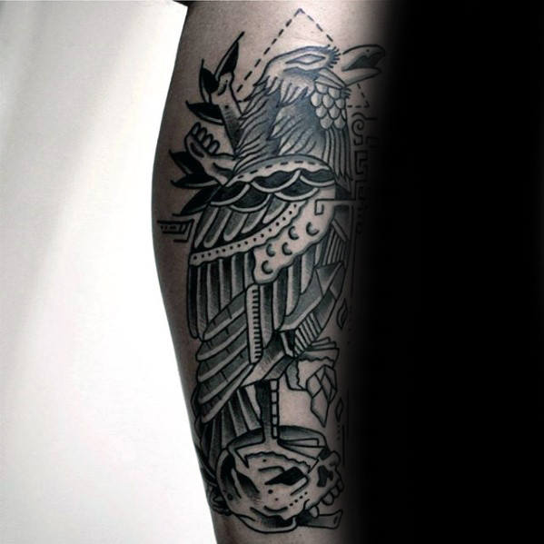 tatuaje tradicional cuervo para hombre 35