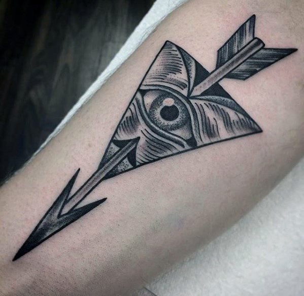 tatuaje tradicional flecha para hombre 06