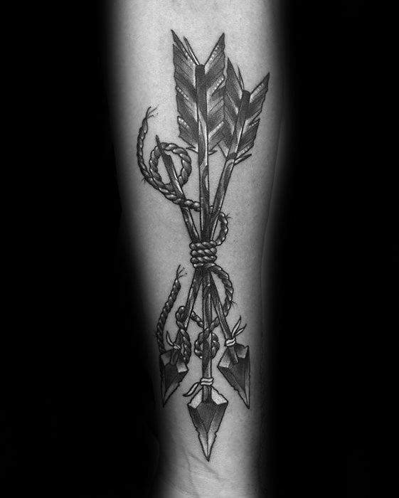 tatuaje tradicional flecha para hombre 09