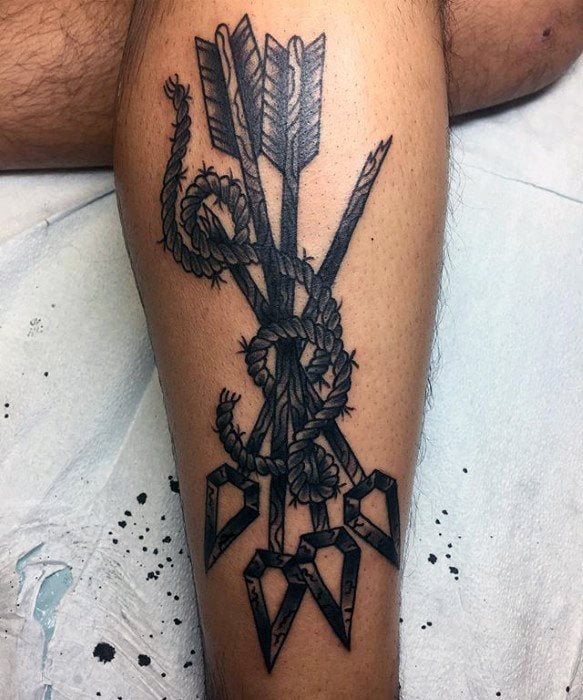 tatuaje tradicional flecha para hombre 13