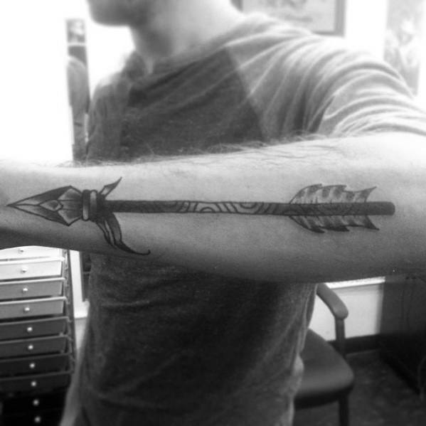 tatuaje tradicional flecha para hombre 26