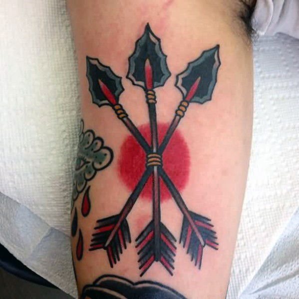 tatuaje tradicional flecha para hombre 27