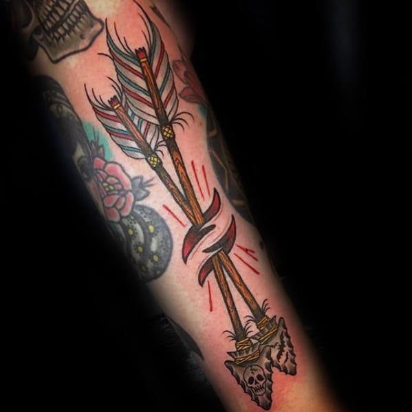 tatuaje tradicional flecha para hombre 32