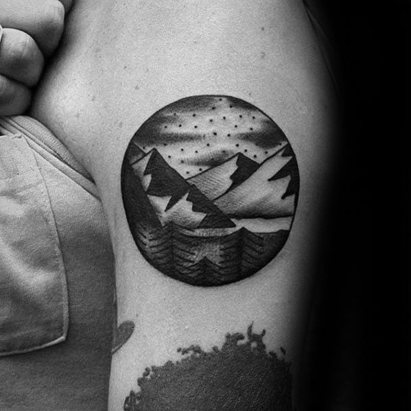 tatuaje tradicional montana para hombre 09