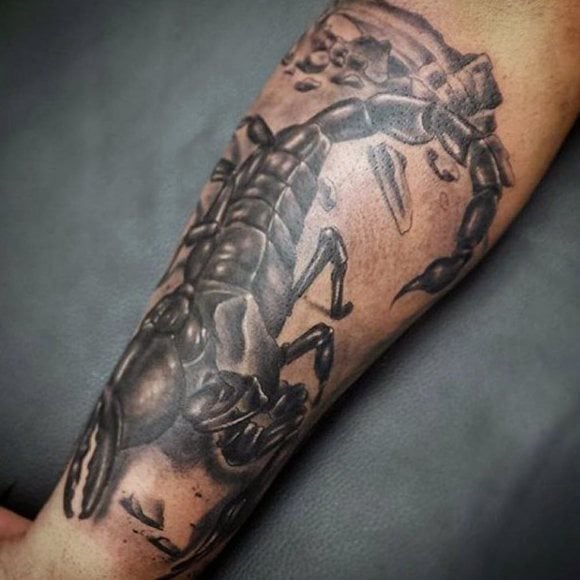 tatuaje escorpion 83