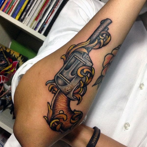tatuaje pistola hombre 141