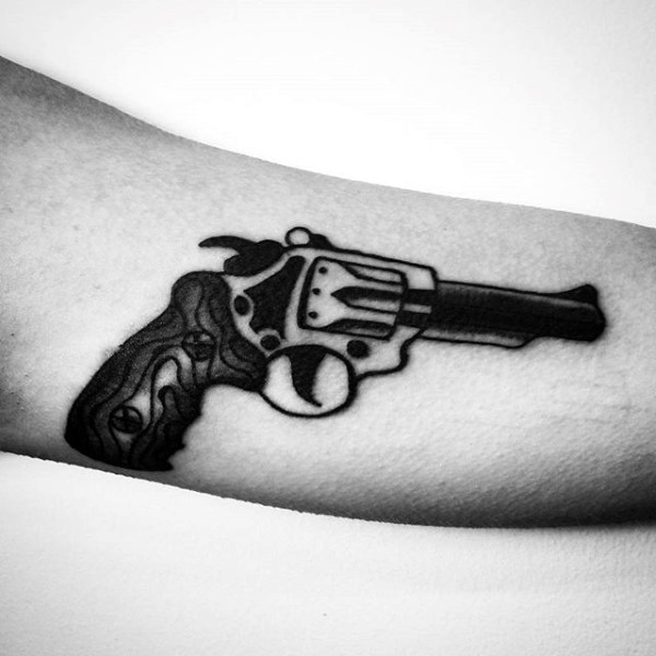 tatuaje pistola hombre 17