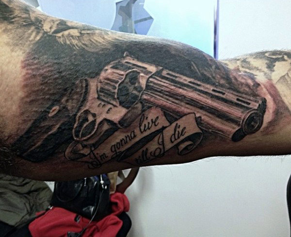 tatuaje pistola hombre 25
