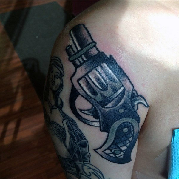 tatuaje pistola hombre 43