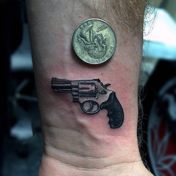tatuaje pistola hombre 49
