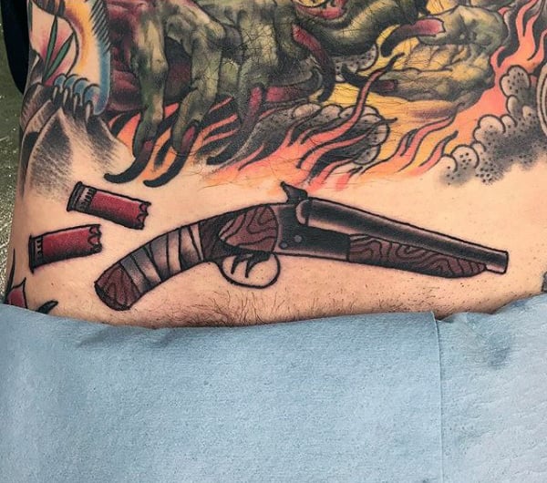 tatuaje pistola hombre 79