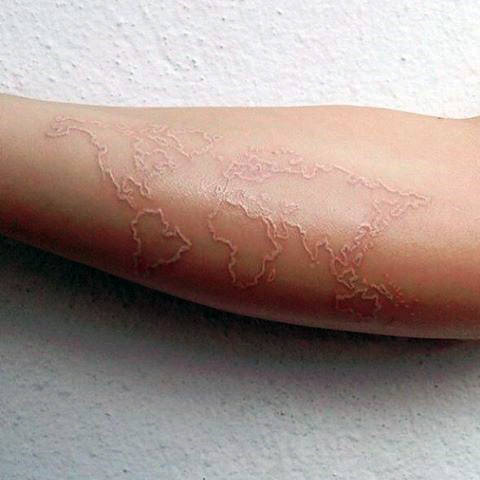 tatuaje tinta blanca 105