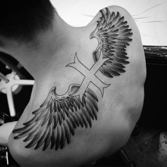 Tatuajes de ALAS en el cuello y la espalda